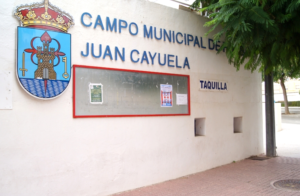 Se invertirán 13.000 euros en la resiembra del césped natural del “Juan Cayuela”